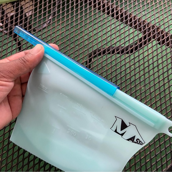 BRAND NEW 8 Resealable Re-usable Multi-size Silicon Storage Bags! - Picture 6 of 16